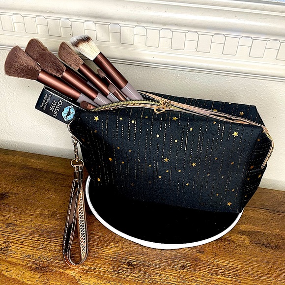 Bundle: Color Changing Jelly Lipstick, Brush Set & Cosmetic Bag - Picture 2 of 16